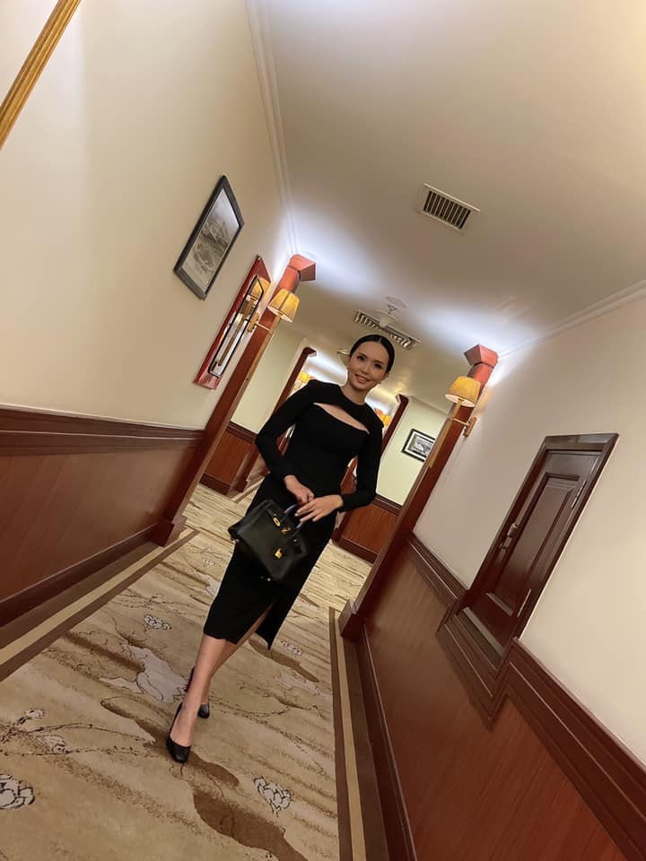 Cụ thể, Huyền Mi trả lời netizen rằng: "Ah, nhìn nó 'vớ vẩn' thế thôi chứ là túi của Hermes đấy em ah, tên là Herbag 31".