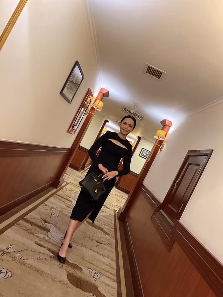 Cụ thể, Huyền Mi trả lời netizen rằng: "Ah, nhìn nó 'vớ vẩn' thế thôi chứ là túi của Hermes đấy em ah, tên là Herbag 31".