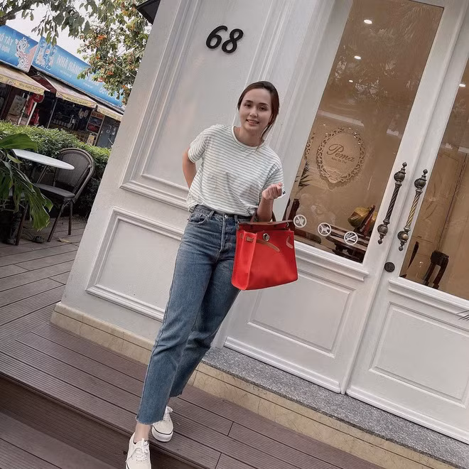 Mới đây, khi Hà Nội đã được mở cửa các hàng quán trở lại, Huyền Mi cũng tranh thủ lên đồ, hết giờ làm đã vội lao ra đường.