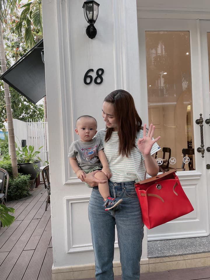 Đáng chú ý, khi được netizen hỏi han địa chỉ mua túi, Huyền Mi lại đáp trả lại 1 câu cho thấy độ giàu khủng của mình.