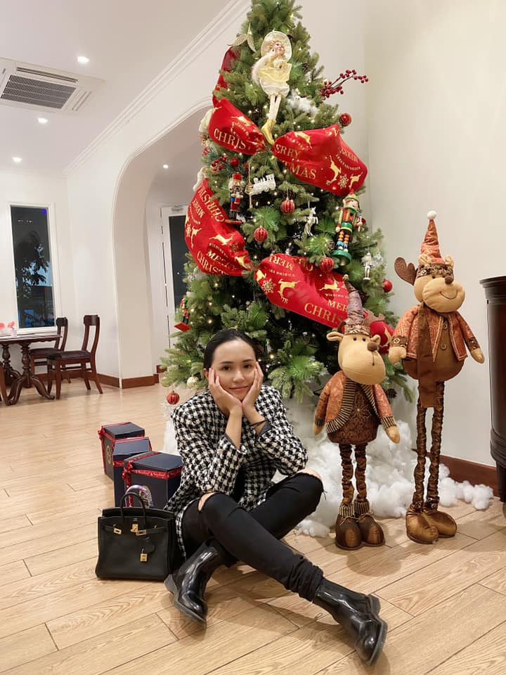 Câu trả lời chắc chỉ có Huyền Mi biết nhưng chỉ một chi tiết nhỏ như vậy cũng đủ cho thấy ái nữ cựu chủ tịch CLB Sài Gòn không phải tay chơi đồ hiệu dạng vừa đâu.