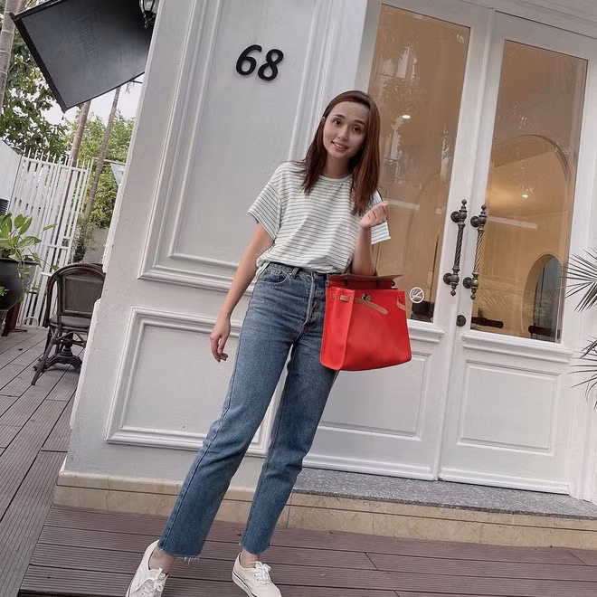 Tấm ảnh check-in dạo phố của bà xã Văn Quyết thoạt nhìn có vẻ bình thường cho đến khi netizen chú ý đến "sức nặng" của chiếc túi Hermes trên tay cô nàng.