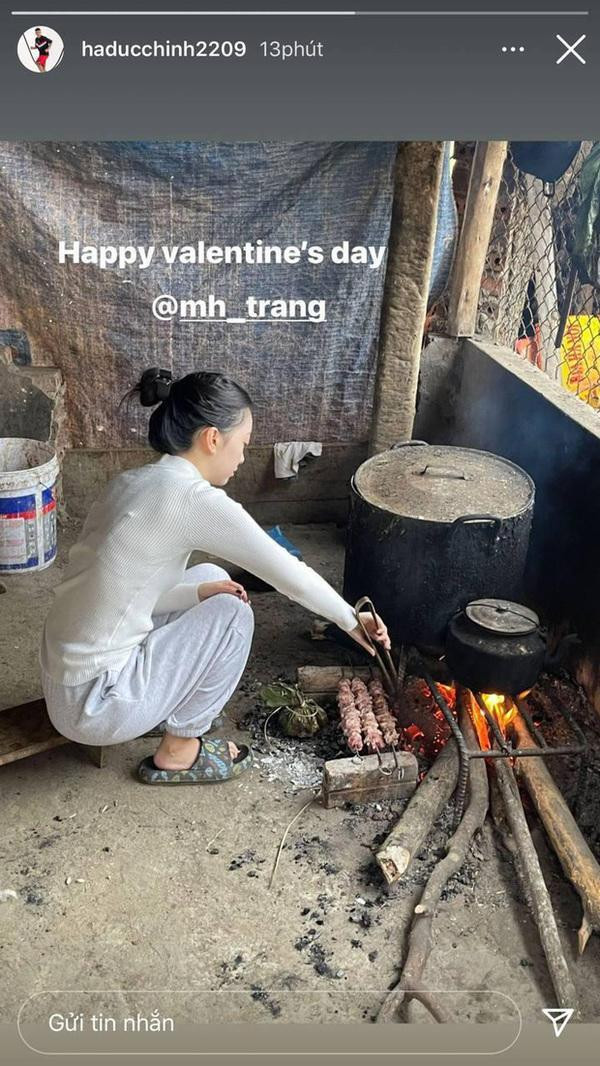 Và khi lần lượt các đồng nghiệp như Công Phượng, Lương Xuân Trường lên xe hoa thì câu chuyện khi nào Chinh “đen” lấy vợ cũng được cư dân mạng quan tâm không ngớt.