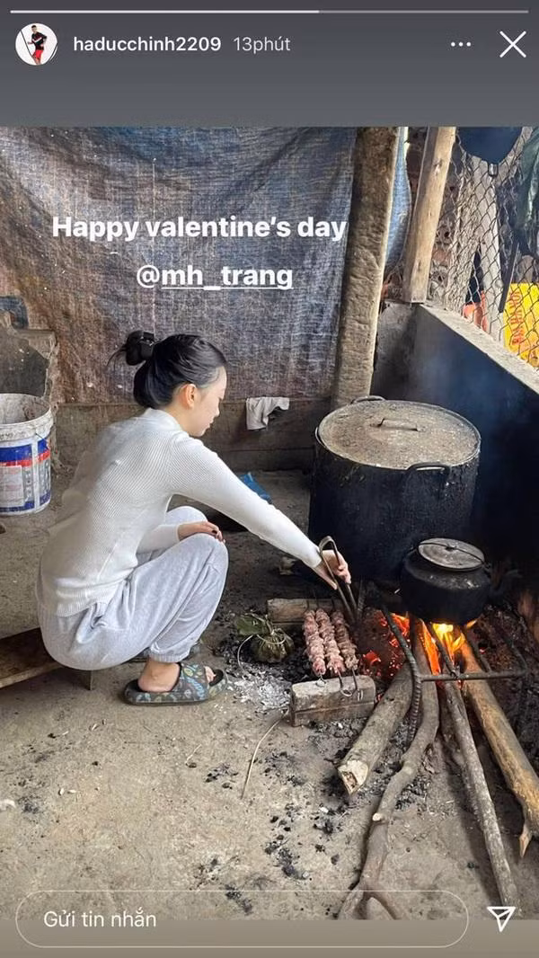 Và khi lần lượt các đồng nghiệp như Công Phượng, Lương Xuân Trường lên xe hoa thì câu chuyện khi nào Chinh “đen” lấy vợ cũng được cư dân mạng quan tâm không ngớt.