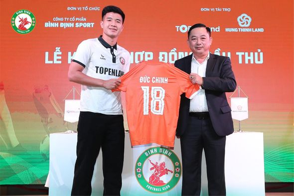 Sau đó, cầu thủ Hà Đức Chinh tiếp tục đồng hành với ĐT U22 Việt Nam tham gia vào SEA Games 30 tổ chức tại Philippines. Tại đây, chúng ta có thể thấy được một Chinh "đen" trưởng thành hơn, bản lĩnh hơn.