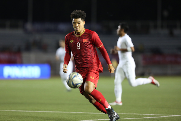 Năm 2016, Đức Chinh chính thức thực hiện thử thách mới, anh ký hợp đồng đá cho đội SHB Đà Nẵng để tham gia V-League 2017. Năm 2018, anh chàng được tham gia thi đầu vòng chung kết U23 Châu Á dưới sự dẫn dắt của ông HLV Park Hang Seo.