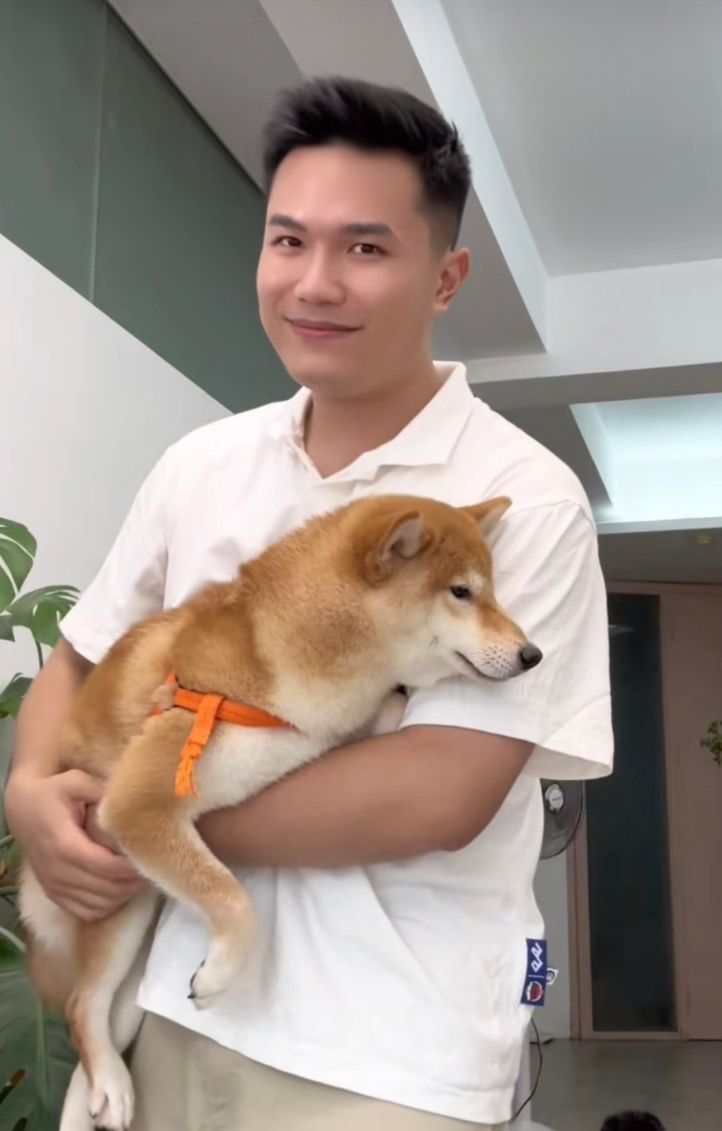 Nam TikToker cũng giải thích sáng 10/9, nhóm của anh dự định chuyển số tiền ủng hộ 20 triệu đồng. Khi đó, anh có nhờ một người bạn trong nhóm thực hiện giao dịch chuyển tiền nhưng sau đó không kiểm tra lại vì tin tưởng. Chủ tài khoản Việt Anh Pí Po thừa nhận vì muốn làm màu nên đã “che hững hờ" số tiền và đăng tải lên mạng xã hội.