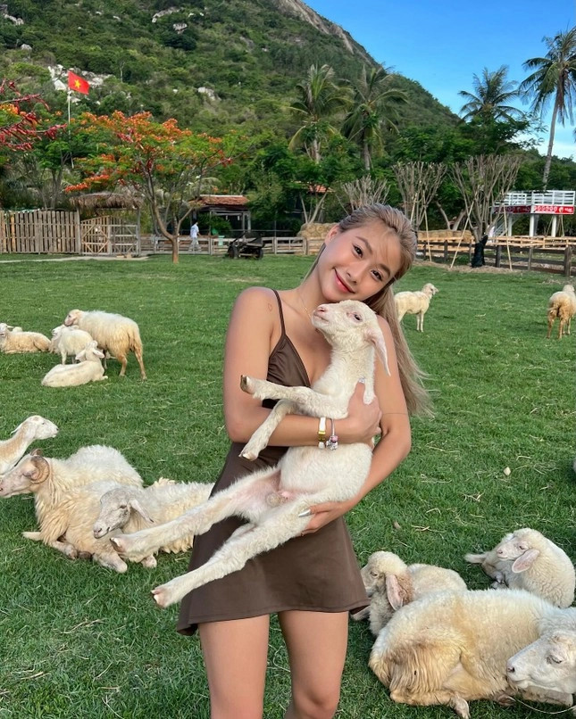 Sau đó, Louis Phạm bất ngờ xoá đi tất cả bài viết liên quan đến giải thích số tiền từ thiện của mình trên Instagram và TikTok. Cô chỉ giữ lại 2 story đã chuyển khoản từ thiện đến các tổ chức.