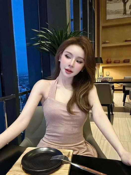 Yến Tattoo cho biết cô có nhờ trợ lý ứng tiền trước các show của tháng 11 để có thêm tiền ủng hộ đồng bào khó khăn. Sau khi được ứng tiền, nữ ca sĩ đã chuyển khoản thêm số tiền là 20 triệu đồng tới UBMTTQVN vào ngày 13/9.