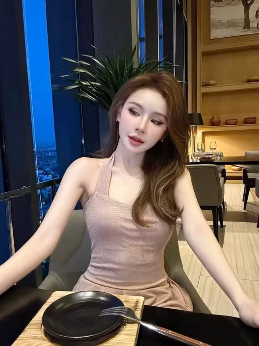 Yến Tattoo cho biết cô có nhờ trợ lý ứng tiền trước các show của tháng 11 để có thêm tiền ủng hộ đồng bào khó khăn. Sau khi được ứng tiền, nữ ca sĩ đã chuyển khoản thêm số tiền là 20 triệu đồng tới UBMTTQVN vào ngày 13/9.