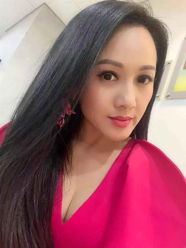 Ở phần bình luận bài đăng, rất nhiều dân mạng bày tỏ ghen tị với nhan sắc của Hoài Anh ở tuổi U45.