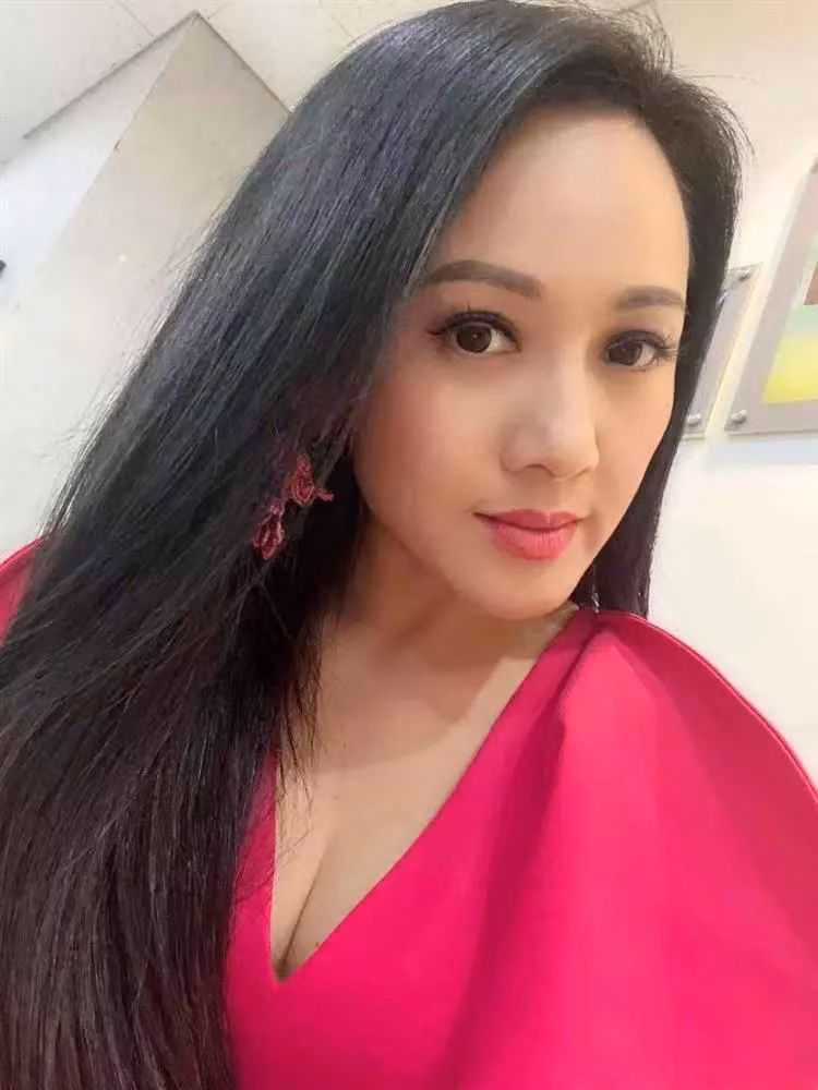 Ở phần bình luận bài đăng, rất nhiều dân mạng bày tỏ ghen tị với nhan sắc của Hoài Anh ở tuổi U45.