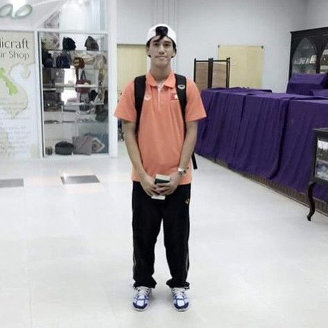 Gu ăn mặc của Tiến Linh khi ấy vẫn còn bình thường, đúng chất một chàng trai mới lớn, chưa "chanh sả" như những tấm ảnh check-in hiện tại.