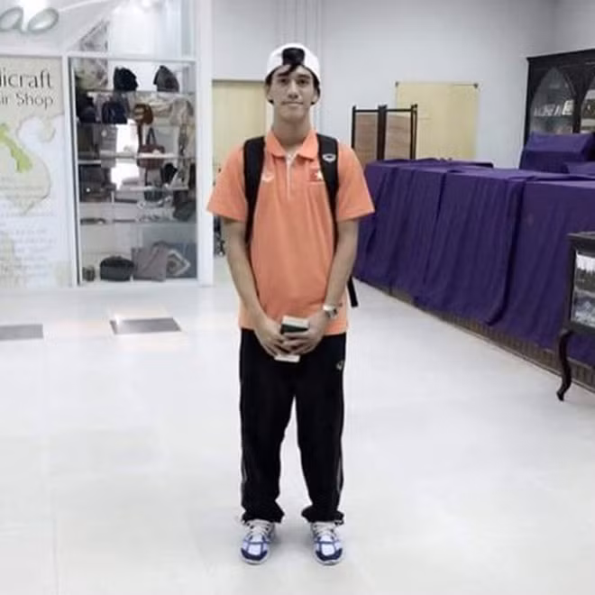 Gu ăn mặc của Tiến Linh khi ấy vẫn còn bình thường, đúng chất một chàng trai mới lớn, chưa "chanh sả" như những tấm ảnh check-in hiện tại.