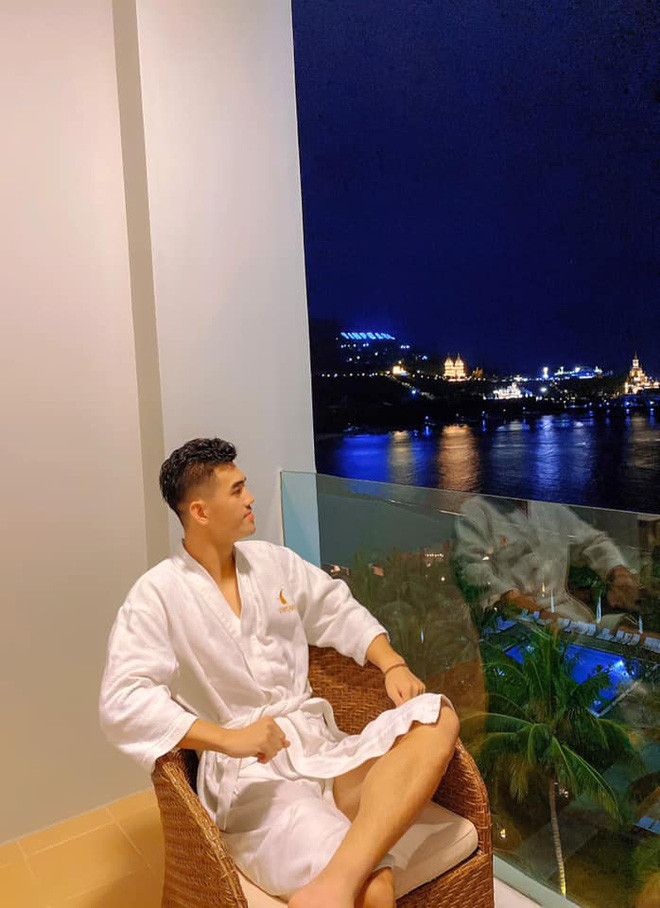 Các bài tập thể hình không chỉ phục vụ cho thi đấu, còn khiến cơ thể của cầu thủ Việt Nam này múi nào ra múi đó, bờ vai thêm vạm vỡ, khiến bao người mê đắm.