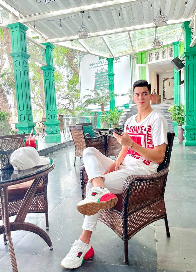 Tiến Linh ngại ngùng năm nào giờ đã thoải mái cười tươi rạng rỡ, thần thái ngời ngời.