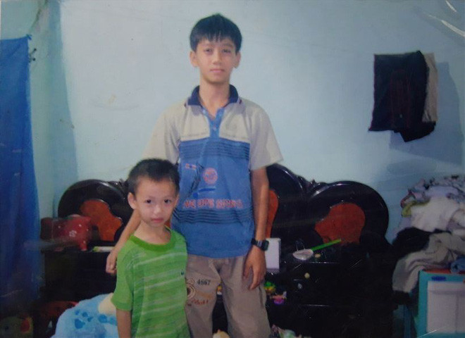 Tiến Linh khi bé sở hữu thân hình gầy còm, thuở 17 - 18 khi mới chập chững ra sân, dù to cao hơn hẳn nhưng vẫn chưa cuồn cuộn cơ bắp như bây giờ.