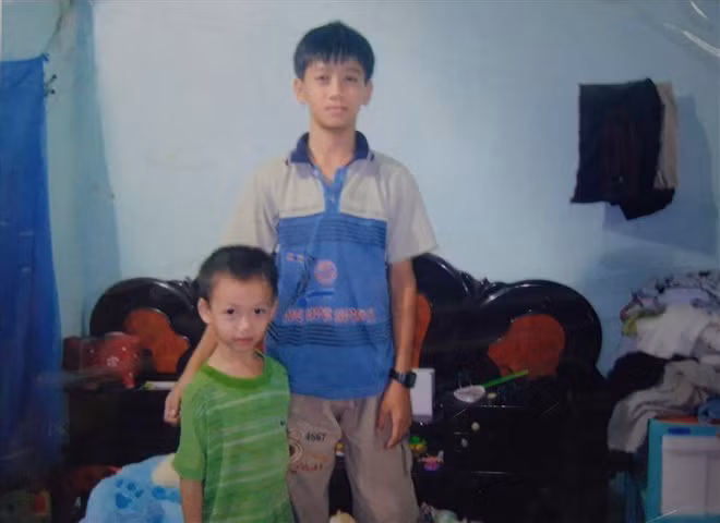 Tiến Linh khi bé sở hữu thân hình gầy còm, thuở 17 - 18 khi mới chập chững ra sân, dù to cao hơn hẳn nhưng vẫn chưa cuồn cuộn cơ bắp như bây giờ.