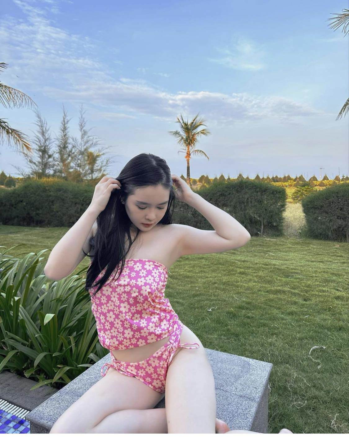 Hot girl RMIT khoe tron eo thon, hong no sieu quyen ru