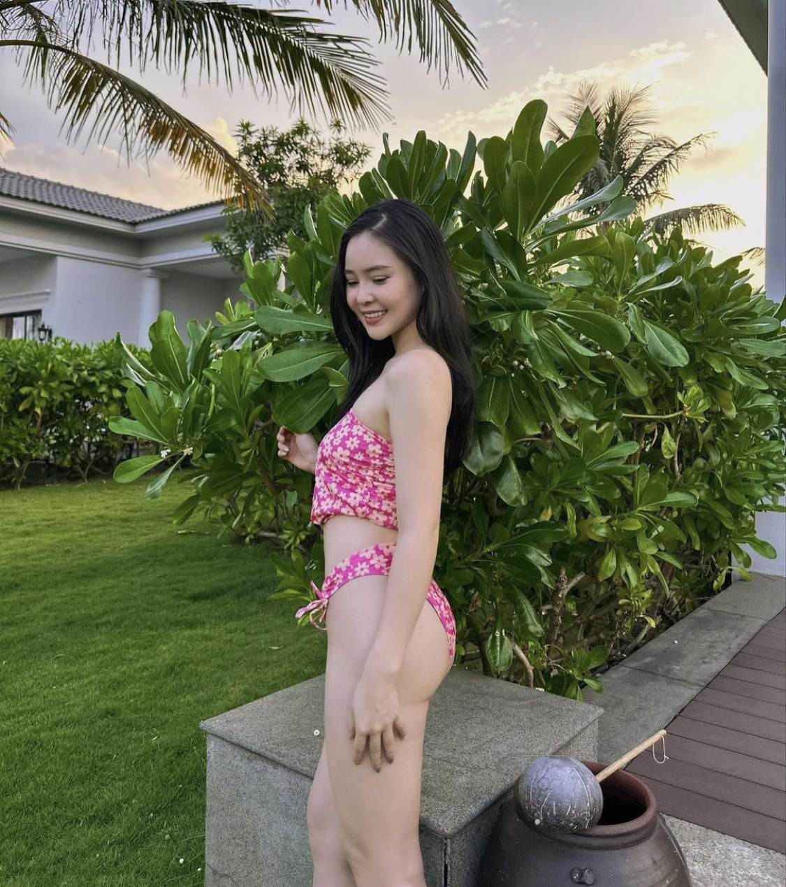 Thảo Nguyên lựa chọn đồ bơi tông màu hồng in họa tiết hoa ngọt ngào. Thiết kế đồ bơi theo kiểu nửa kín nửa hở bao gồm quần bơi truyền thống và áo dáng quây che kín bụng giống như một chiếc áo thông thường.