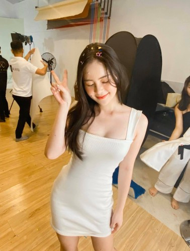 Được biết, hot girl này là con gái út trong gia đình kinh doanh trái cây ở Đà Nẵng. Sinh ra đã "ngậm thìa vàng" nên cô khiến nhiều người phải ghen tị vì những chuyến du lịch nước ngoài sang chảnh đến các nước Đức, Pháp, Hà Lan, Bỉ.