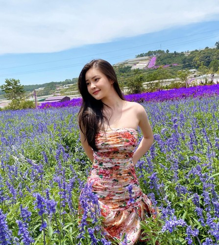 Với lợi thế hình thể đẹp, hot girl Đà Nẵng thường tận dụng những mẫu đồ bơi 2 mảnh tôn đường cong khi đi biển trong những chuyến nghỉ dưỡng của mình.