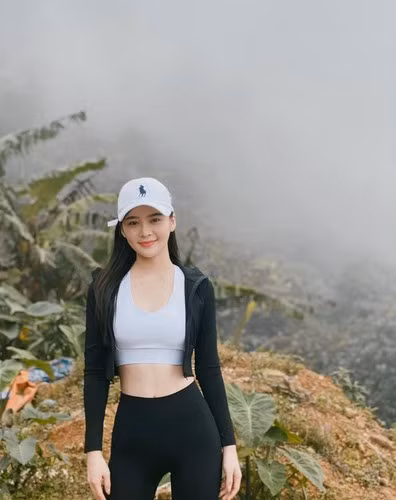 Thảo Nguyên từng khiến nhiều cô gái ghen tị với những bức ảnh chụp chung cùng Công Phượng và Xuân Trường. Từ đó đã phát sinh ra vô số đồn đoán về mối quan hệ giữa Nguyên với các ngôi sao bóng đá. Nhưng trong mắt cô sinh viên RMIT, tất cả xem ra mới dừng lại ở mức thần tượng.