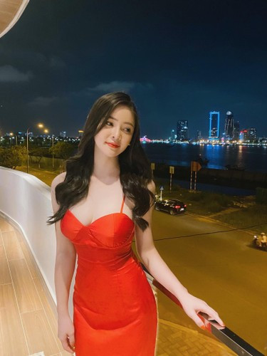 Ở ngoài đời, Thảo Nguyên gây ấn tượng bởi gương mặt xinh đẹp, ngọt ngào cùng vóc dáng cân đối.