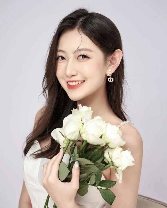 Mỗi lần ra ngoài, Hồng Vân đều biến hóa đa dạng nhiều kiểu dáng trang phục khác nhau, làm mới hình ảnh bản thân