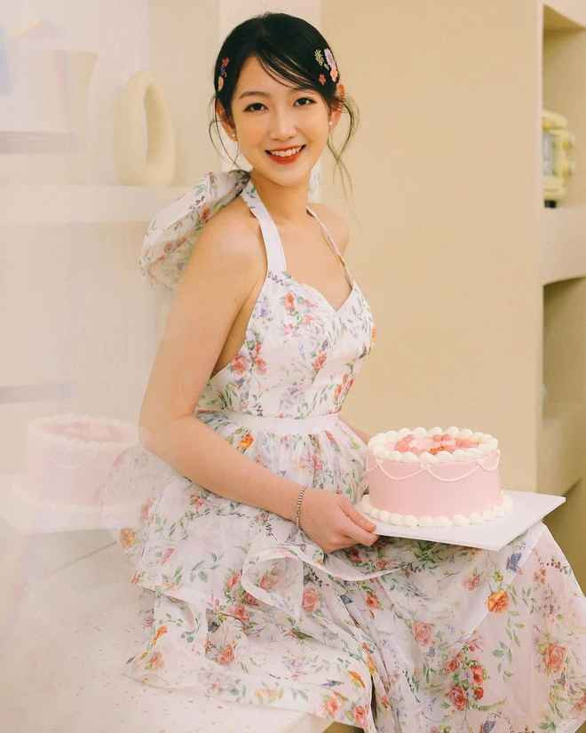 Nữ bác sĩ 9X cũng khá chịu khó cập nhật xu hướng thời trang thịnh hành, bắt kịp các trào lưu giới trẻ.