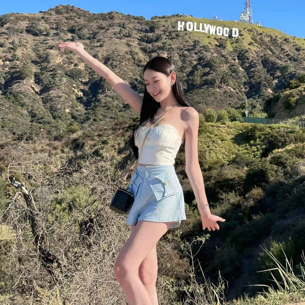 Các trang phục của nữ bác sĩ 9X đều có thiết kế cắt xẻ táo bạo, quyến rũ