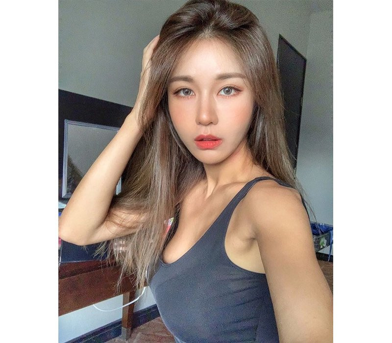 Park Si Hyun (sinh năm 1992) là nữ DJ Hàn Quốc nổi tiếng với nghệ danh Siena. Sở hữu vẻ ngoài xinh đẹp, gợi cảm, cô nàng có lượng fan đông đảo không chỉ ở xứ củ sâm mà còn tại nhiều quốc gia châu Á khác.