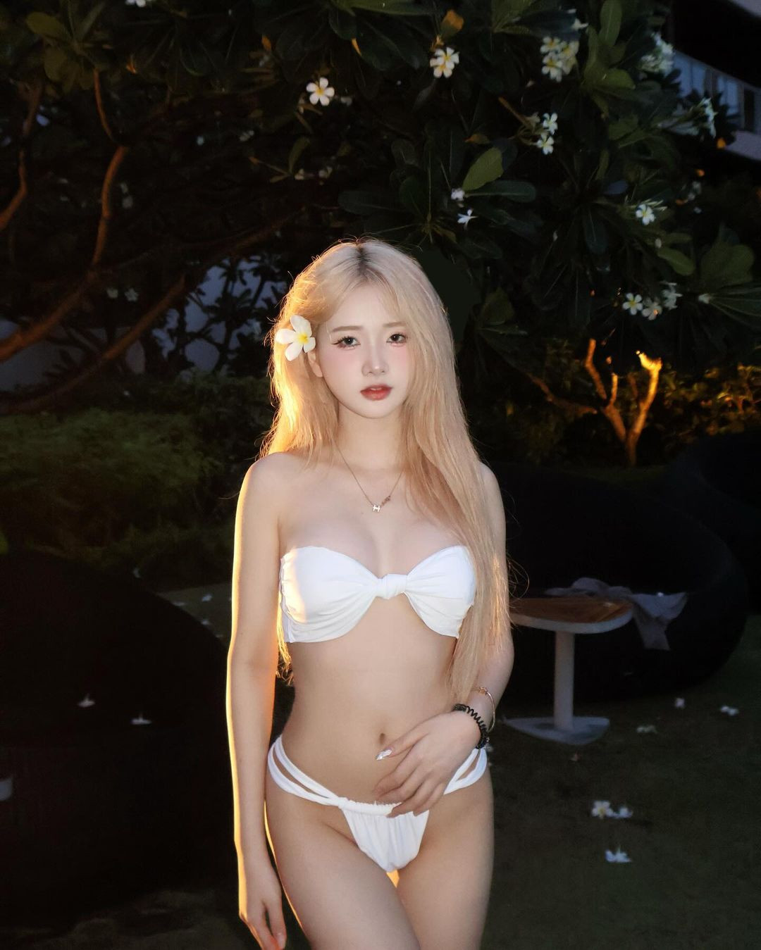 Gái xinh này từng diện bikini trắng tinh khôi khi đi biển và nhận về bão like từ netizen.