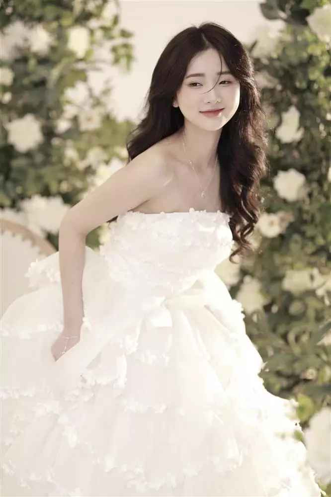 Ngay lập tức danh tính gái lạ giật sóng của Quỳnh Alee được netizen tìm ra. Đó là Nguyễn Diệu Linh (2004), cái tên không quá xa lạ với những người trong cộng đồng game Việt.