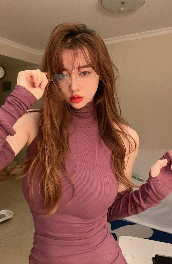 Nàng hot girl xứ Trung đúng chuẩn "mặt học sinh thân hình phụ huynh" bởi khuôn mặt nhỏ nhắn, dễ thương nhưng dáng vóc lại vô cùng nóng bỏng.