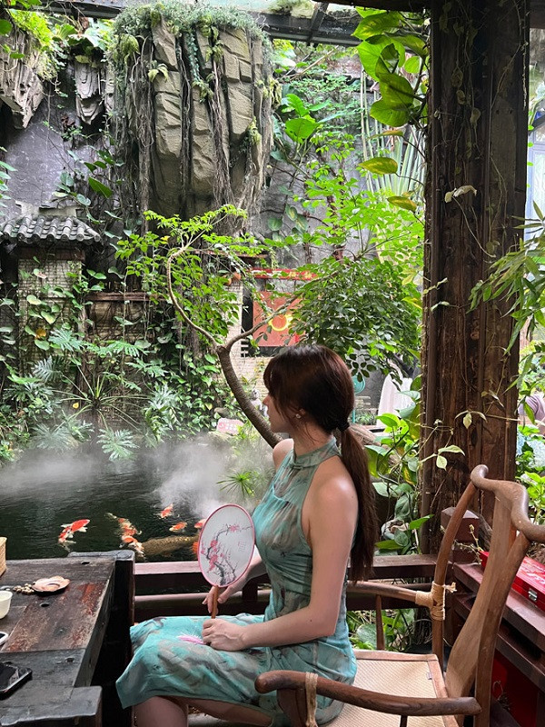 Dật Nhu thường xuyên chọn những trang phục và phối đồ sao cho phô diễn hết body gợi cảm của mình nhất có thể.