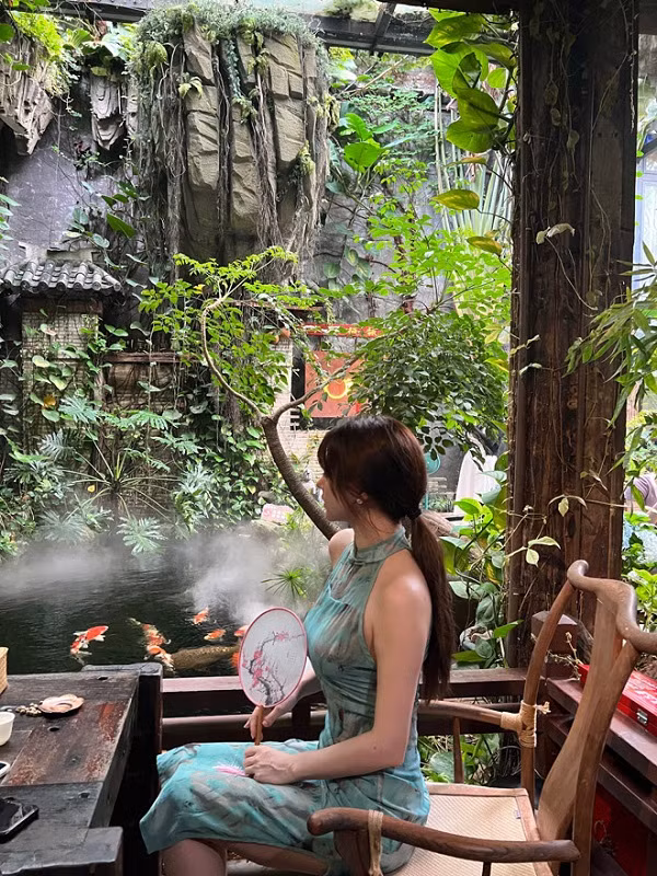 Dật Nhu thường xuyên chọn những trang phục và phối đồ sao cho phô diễn hết body gợi cảm của mình nhất có thể.