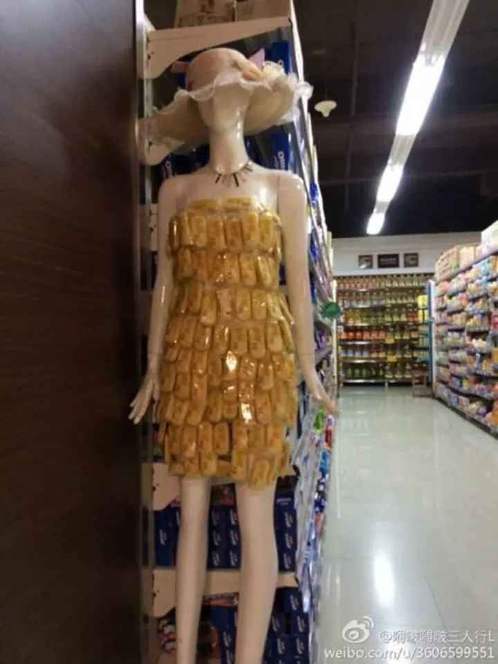 Mới đây trên mạng xã hội, loạt ảnh ghi lại những màn quảng cáo bá đạo bằng người mẫu mô hình được netizen truyền tay nhau.