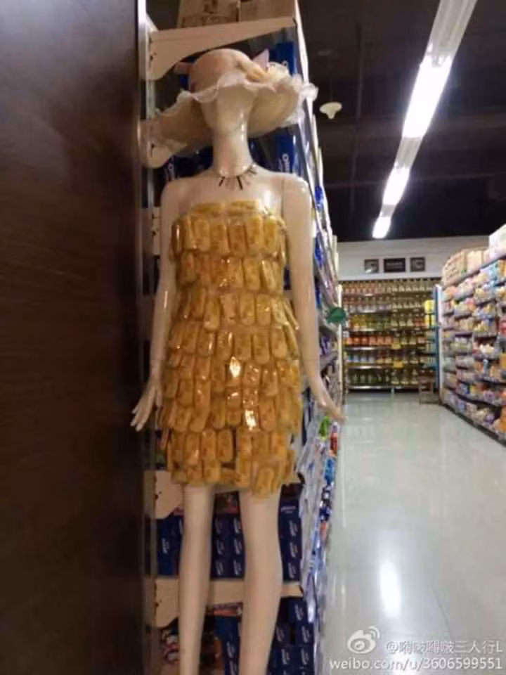 Mới đây trên mạng xã hội, loạt ảnh ghi lại những màn quảng cáo bá đạo bằng người mẫu mô hình được netizen truyền tay nhau.