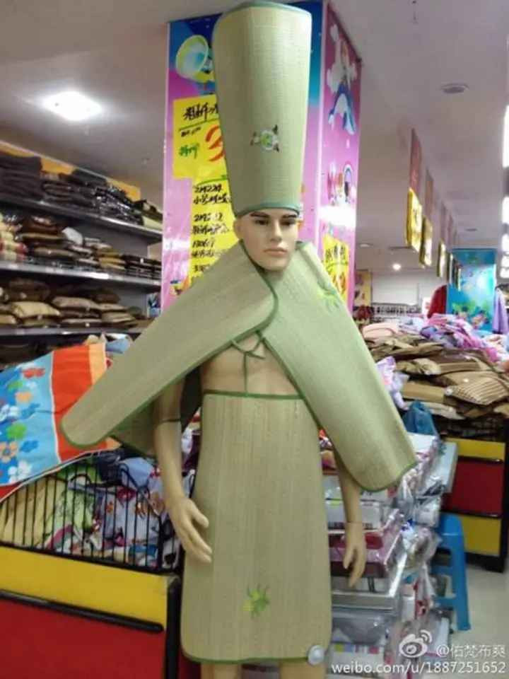 Chiếu không chỉ để nằm, chiếu còn là "thời trang" và được người mẫu mô hình diễn xuất sắc.