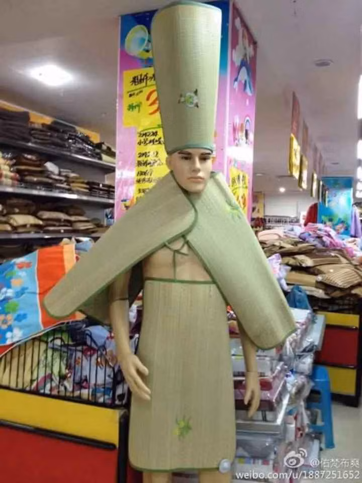 Chiếu không chỉ để nằm, chiếu còn là "thời trang" và được người mẫu mô hình diễn xuất sắc.