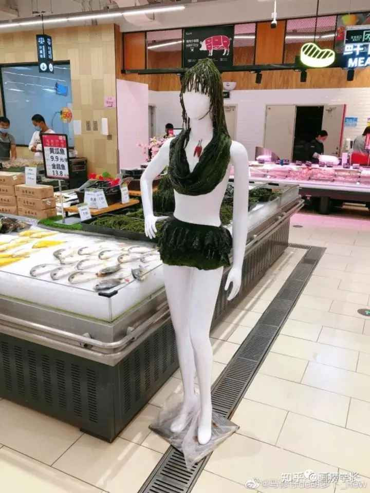 Rong biển bỗng chốc trở nên sống động và gợi sức mua hơn hẳn khi được sáng tạo khoác lên người ma-nơ-canh.