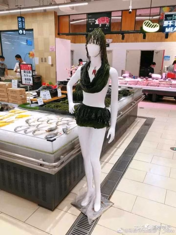 Rong biển bỗng chốc trở nên sống động và gợi sức mua hơn hẳn khi được sáng tạo khoác lên người ma-nơ-canh.