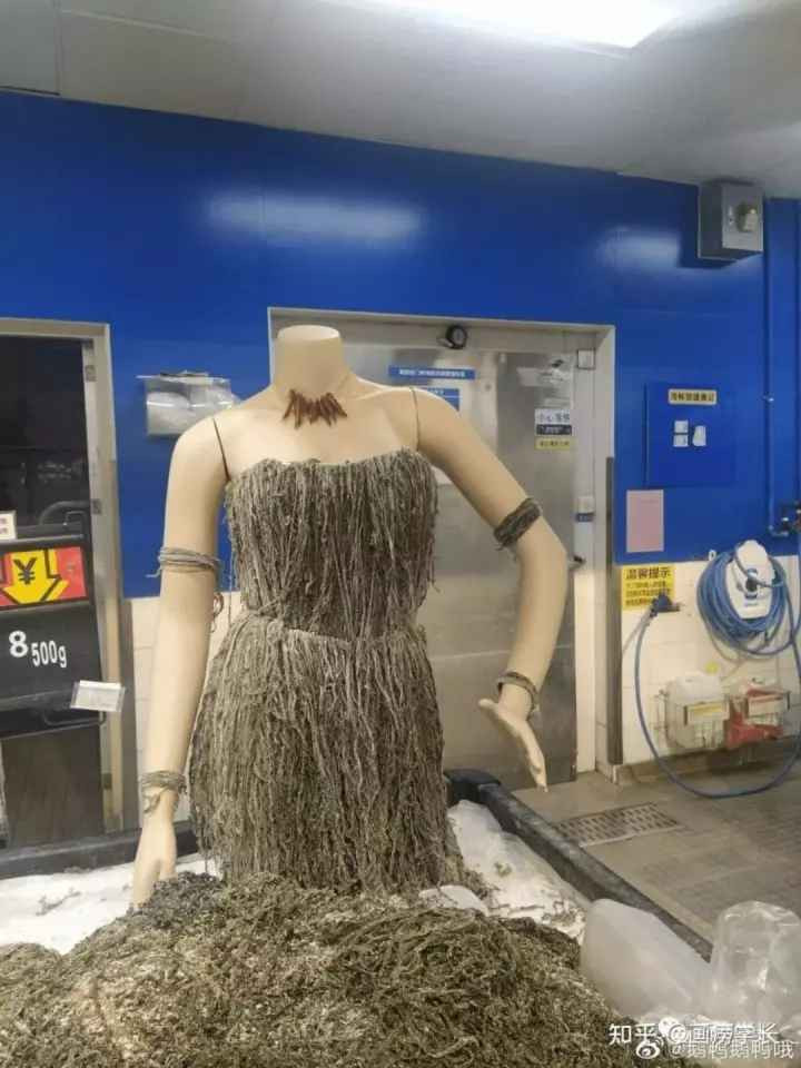 Rõ ràng, gian hàng này trở nên hấp dẫn hơn khi có thêm "người mẫu" đứng chào hàng.