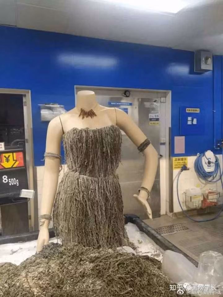 Rõ ràng, gian hàng này trở nên hấp dẫn hơn khi có thêm "người mẫu" đứng chào hàng.