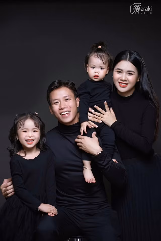 "Cháu lớn nhà tôi, dễ thương, mỏ hơi hỗn nhưng được cái hay dỗi", Quế Ngọc Hải viết. Đây đều là những nhận xét rất hài hước của trung vệ tuyển Việt Nam. Anh còn dùng tiếng lóng mà giới trẻ hiện tại thường dùng.