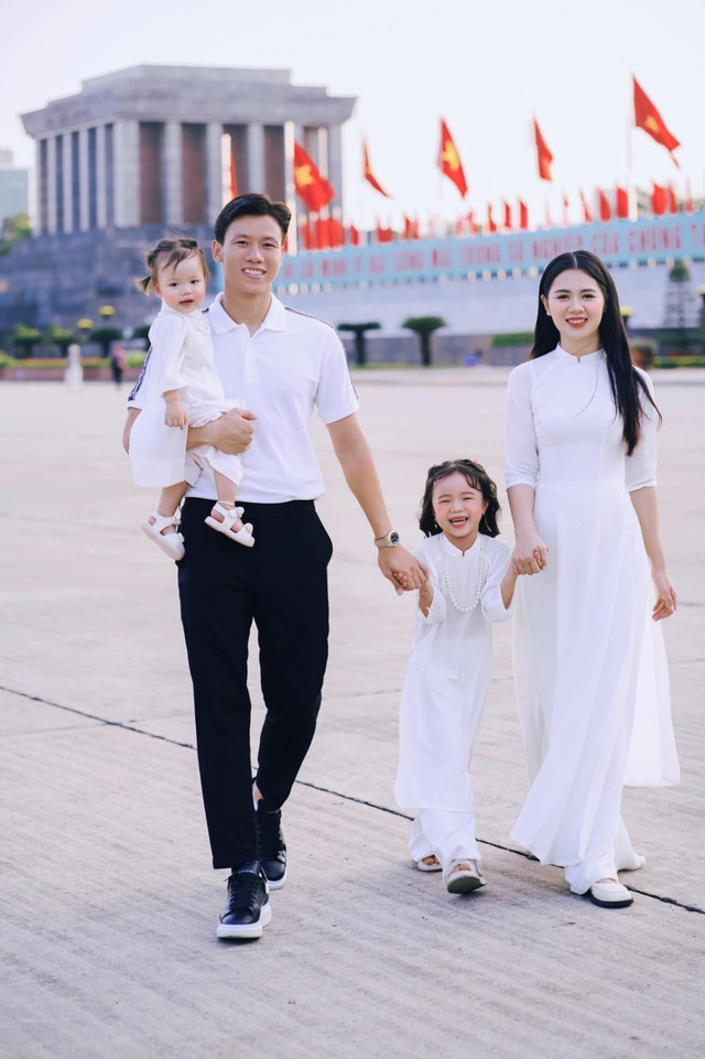 Trong khi vợ đang chạy, QuếNgọc Hải đã nhanh tay lấy điện thoại ghi lại những khoảnh khắc của vợ. Đáng chú ý, anh còn vui vẻ miêu tả tính cách của Thùy Phương.