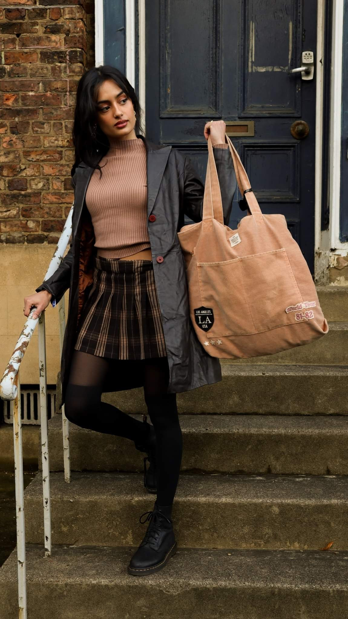 Người xem vô cùng ngưỡng mộ sự tự tin của nữ TikToker, bị mê hoặc và được truyền cảm hứng với cách “khoe sắc” này. Kiểu quay của "cô nàng tàu điện ngầm" nhanh chóng trở thành hiệu ứng, được nhiều người trẻ học theo.