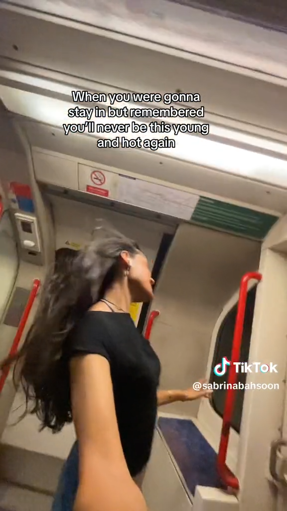 Một điểm đặc biệt nữa trong các nội dung của Sabrina khiến cộng đồng mạng ấn tượng là cô luôn rất tự tin nhảy múa với tai nghe mà không hề mảy may để ý đến ánh nhìn của các hành khách trên khoang tàu.