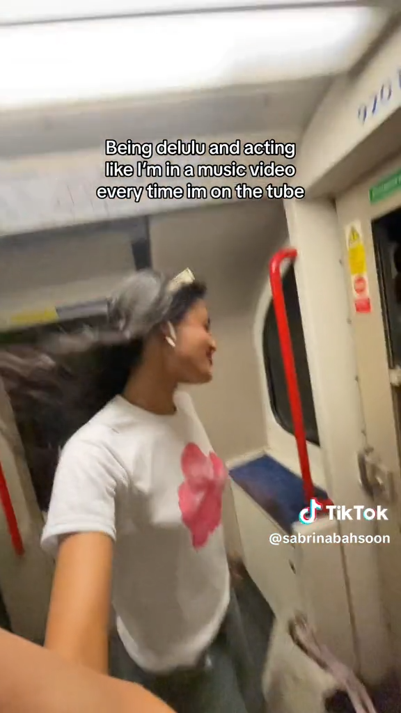 Lợi dụng góc máy siêu rộng cùng sức gió tại tàu điện ngầm, nữ TikToker tạo ra hiệu ứng thú vị.